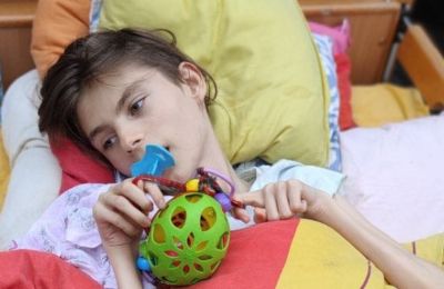 Pomóż Nikoli w walce z potwornym bólem!